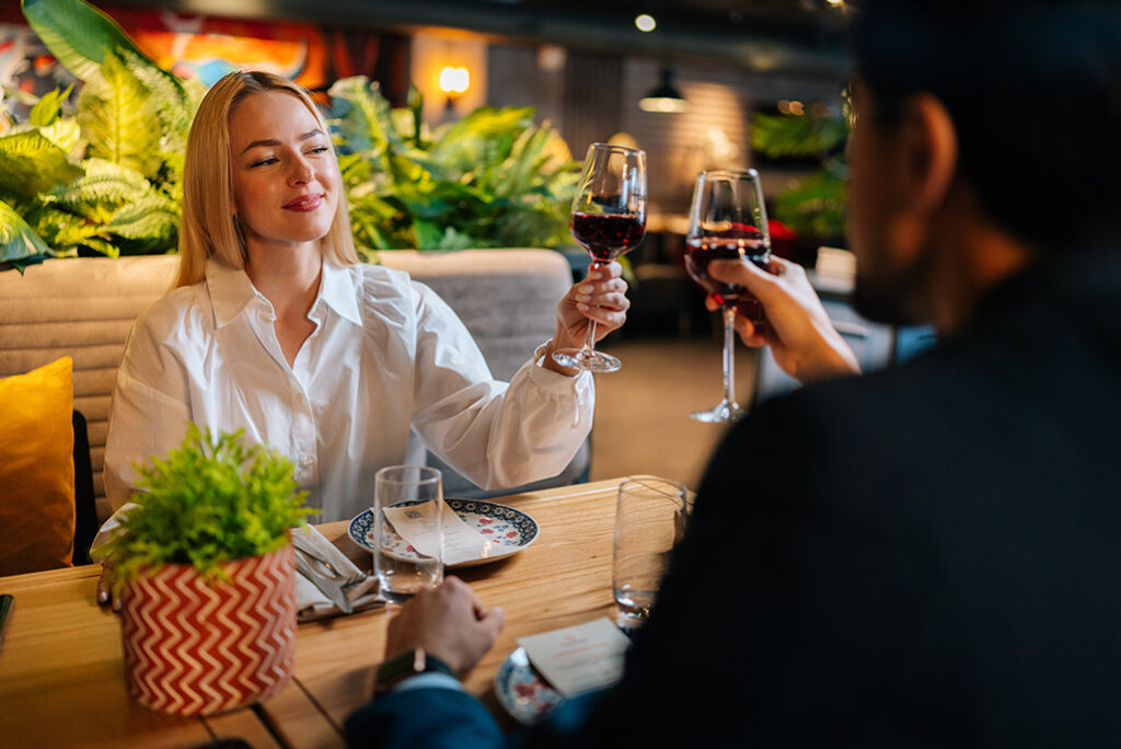 Pourquoi goûtons-nous le vin au restaurant?